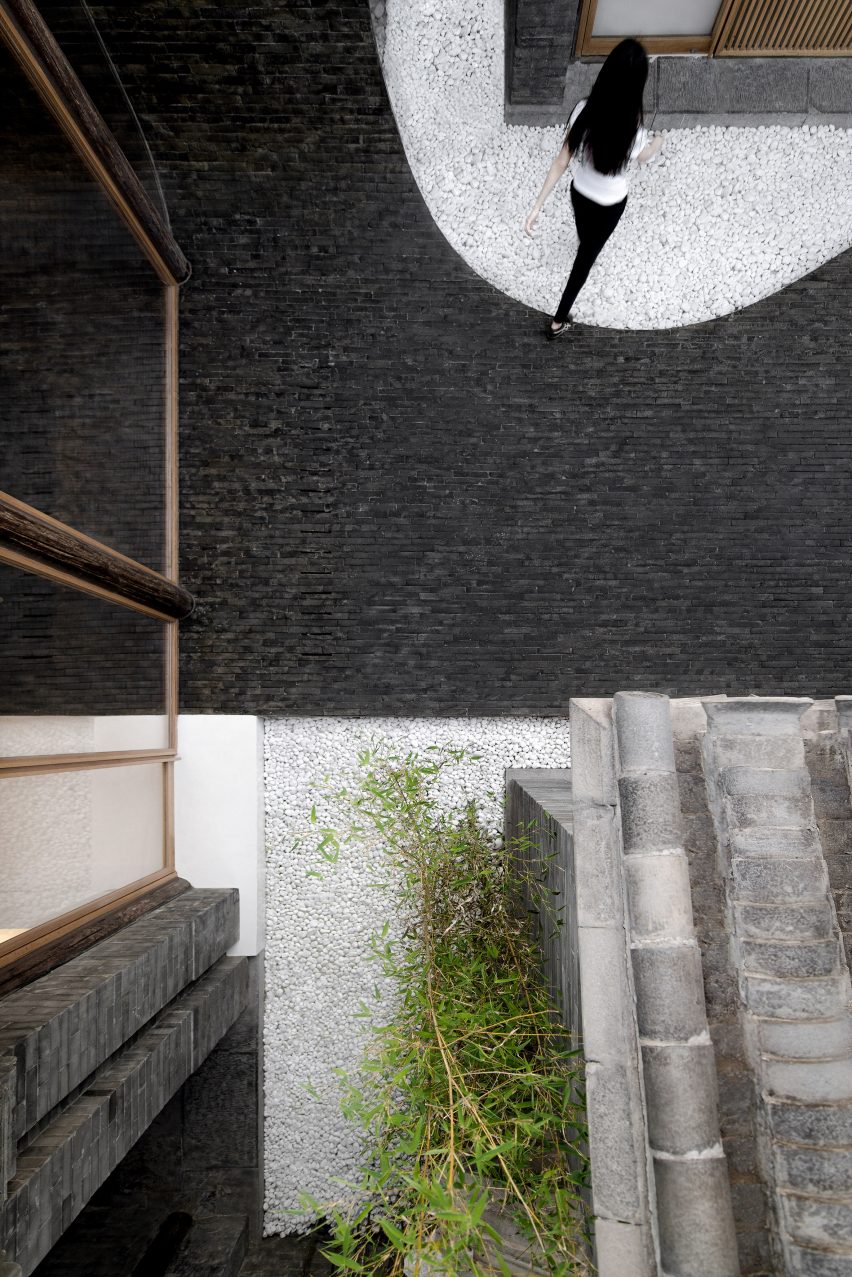 Twisting Courtyard by Arch Studio