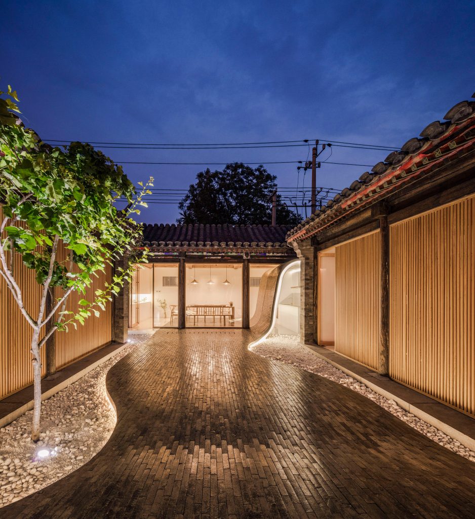 Twisting Courtyard by Arch Studio