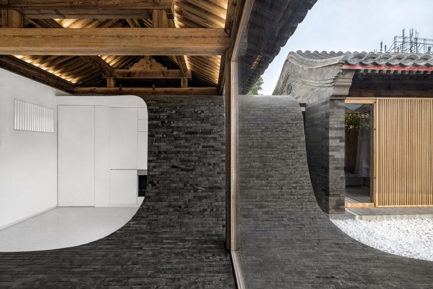 Twisting Courtyard by Arch Studio