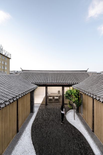 Twisting Courtyard by Arch Studio