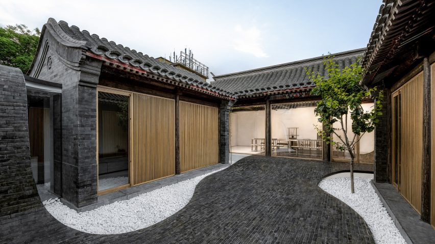 Twisting Courtyard by Arch Studio