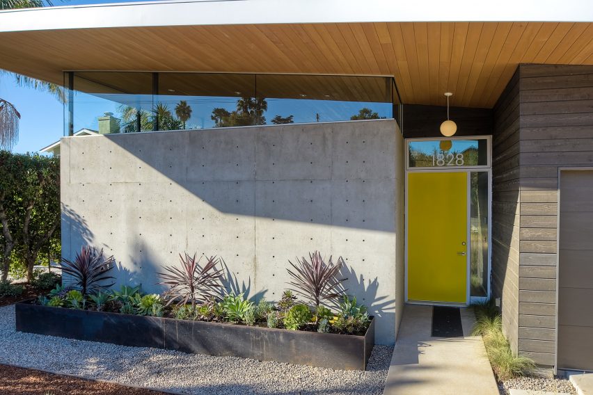 Avocado Acres House in California by Surfside Projects and Lloyd Russell
