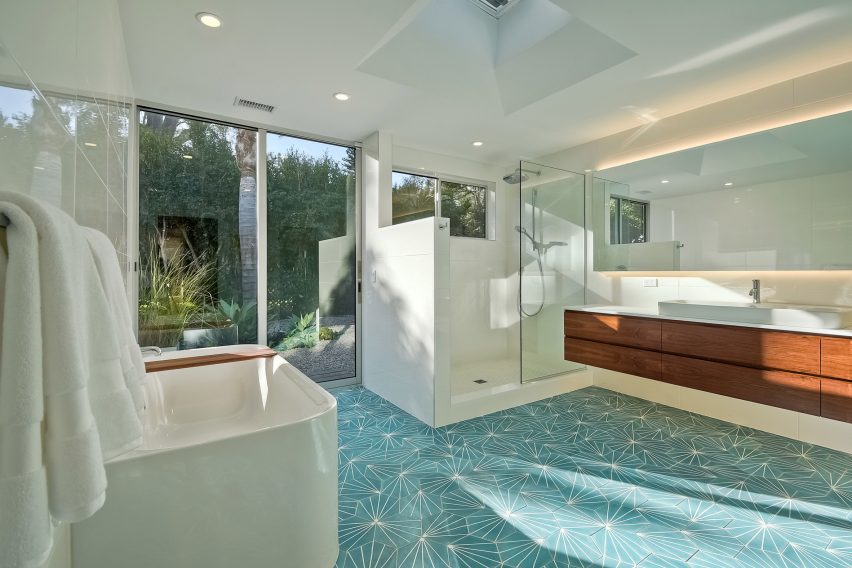 Avocado Acres House in California by Surfside Projects and Lloyd Russell