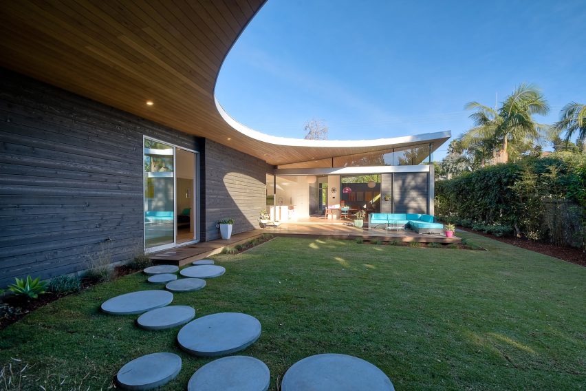 Avocado Acres House in California by Surfside Projects and Lloyd Russell