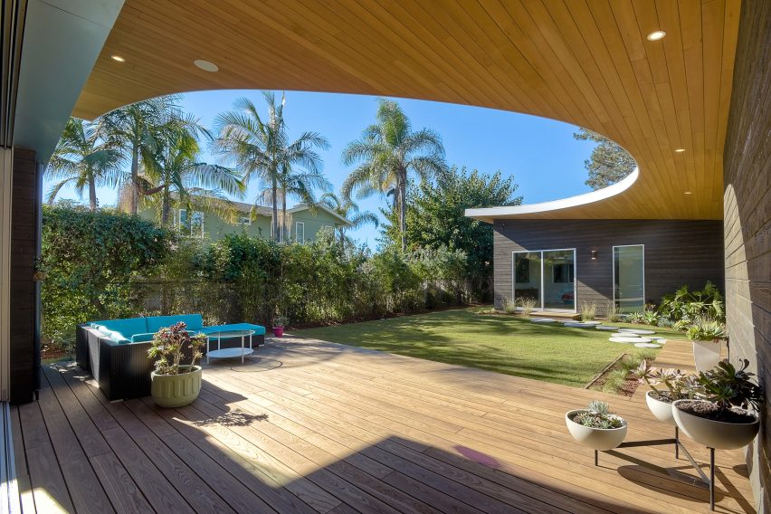 Avocado Acres House in California by Surfside Projects and Lloyd Russell