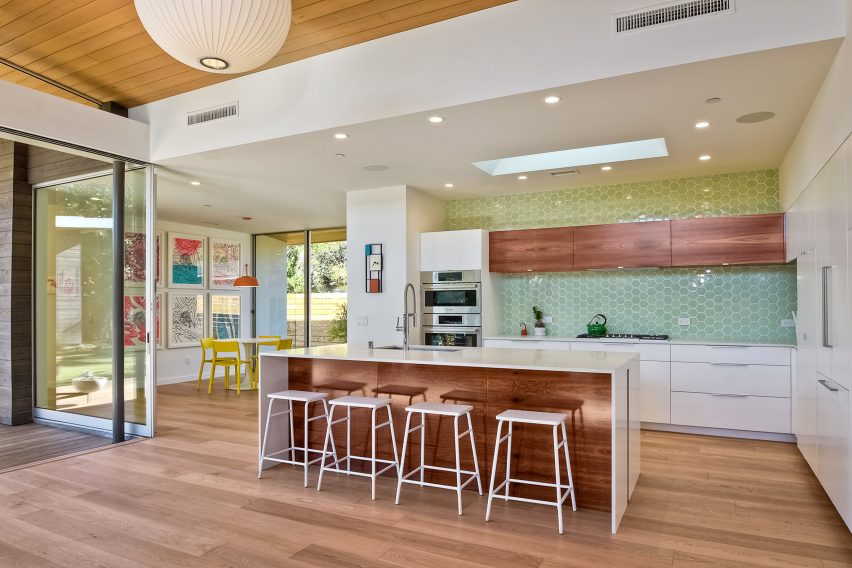 Avocado Acres House in California by Surfside Projects and Lloyd Russell