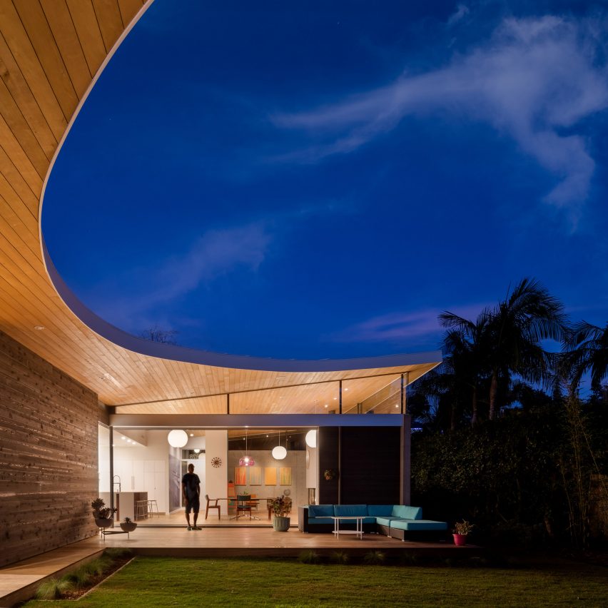 Avocado Acres House in California by Surfside Projects and Lloyd Russell