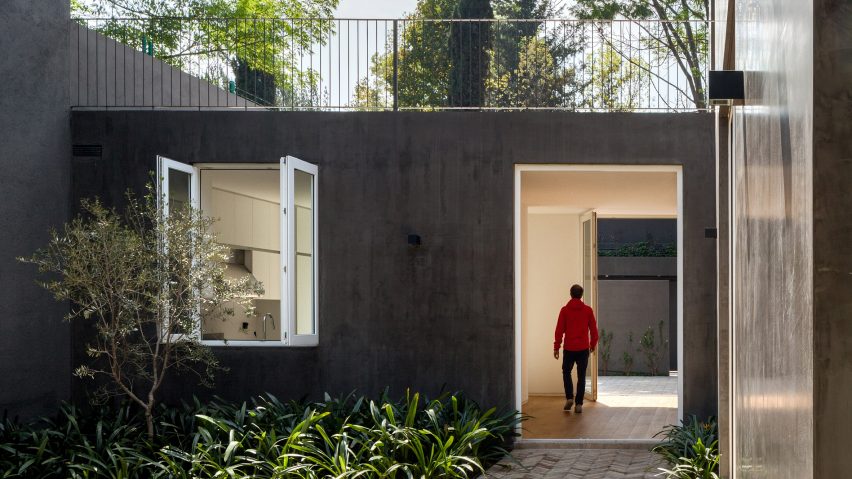 DCPP arranges dark-walled Mexico City house around two courtyards
