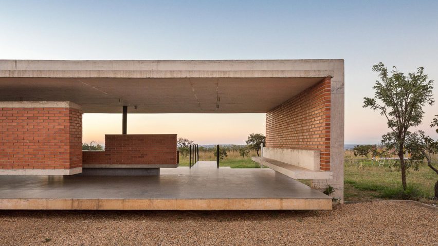 Concrete ribs cradle brickwork walls at Bloco Arquitetos’ Brasília residence