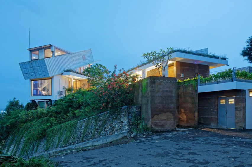 Budi Pradono Architects creates Clay House