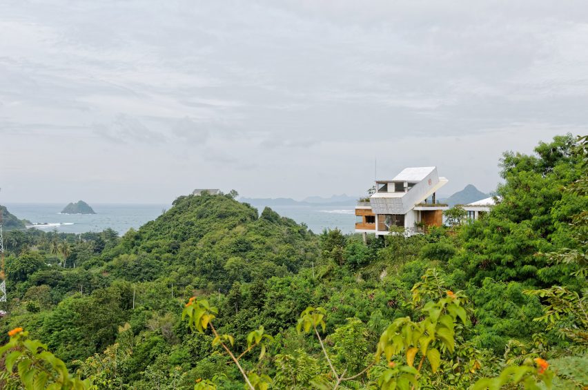 Budi Pradono Architects creates Clay House