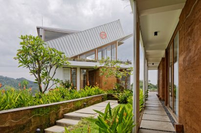 Budi Pradono Architects creates Clay House