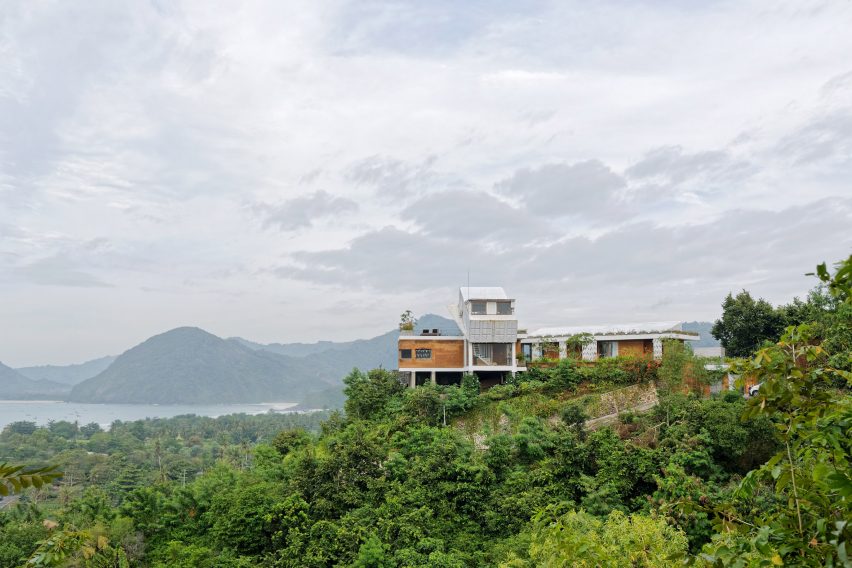 Budi Pradono Architects creates Clay House