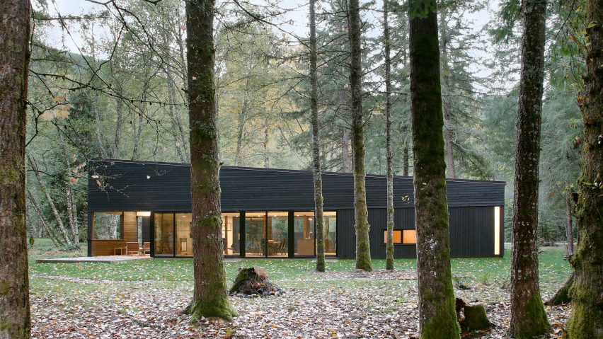 Courtyard House on a River by Robert Hutchison Architecture