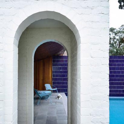 10 contemporary homes that integrate arched doorways, windows and nooks