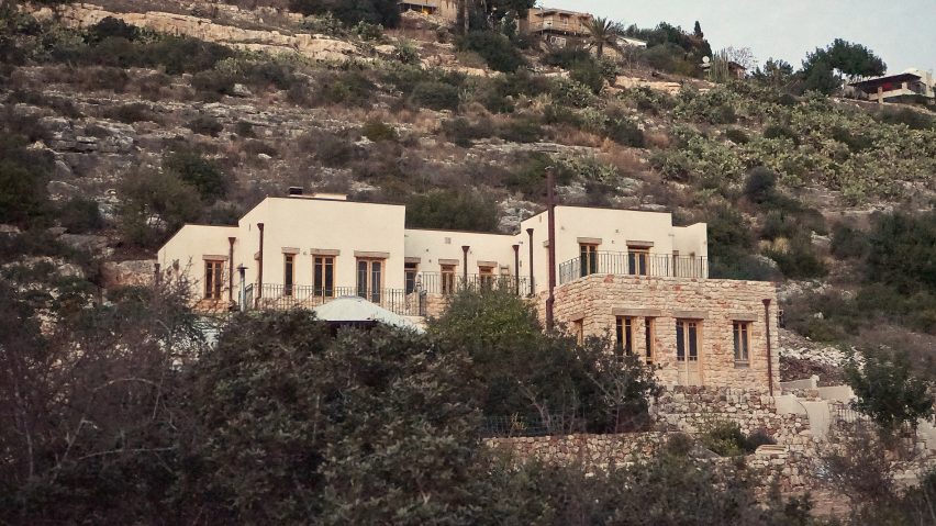 Tav Group builds rural artist’s house in Israel with “cannabis walls”