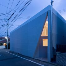 Chop + Archi cuts triangular lightwells into corners of house in Tokyo