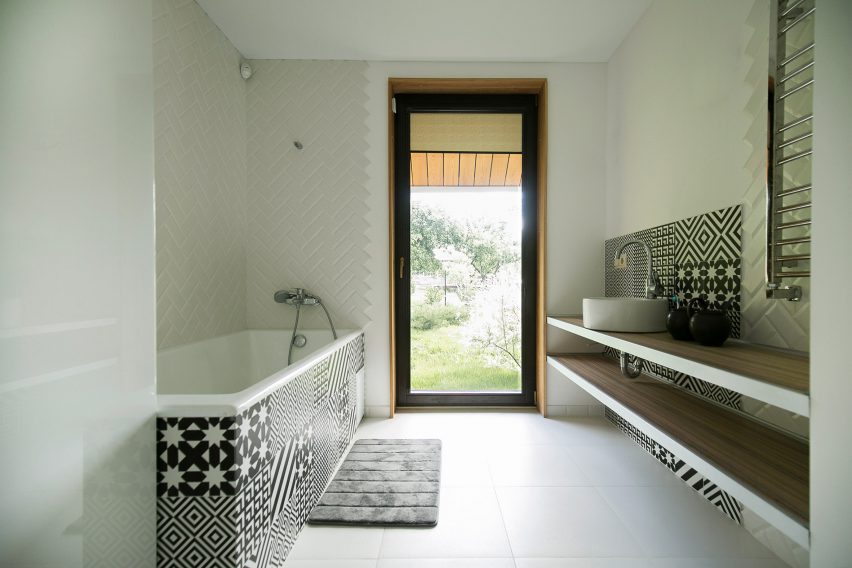 Summer house in Raubichi by Zrobym Architects