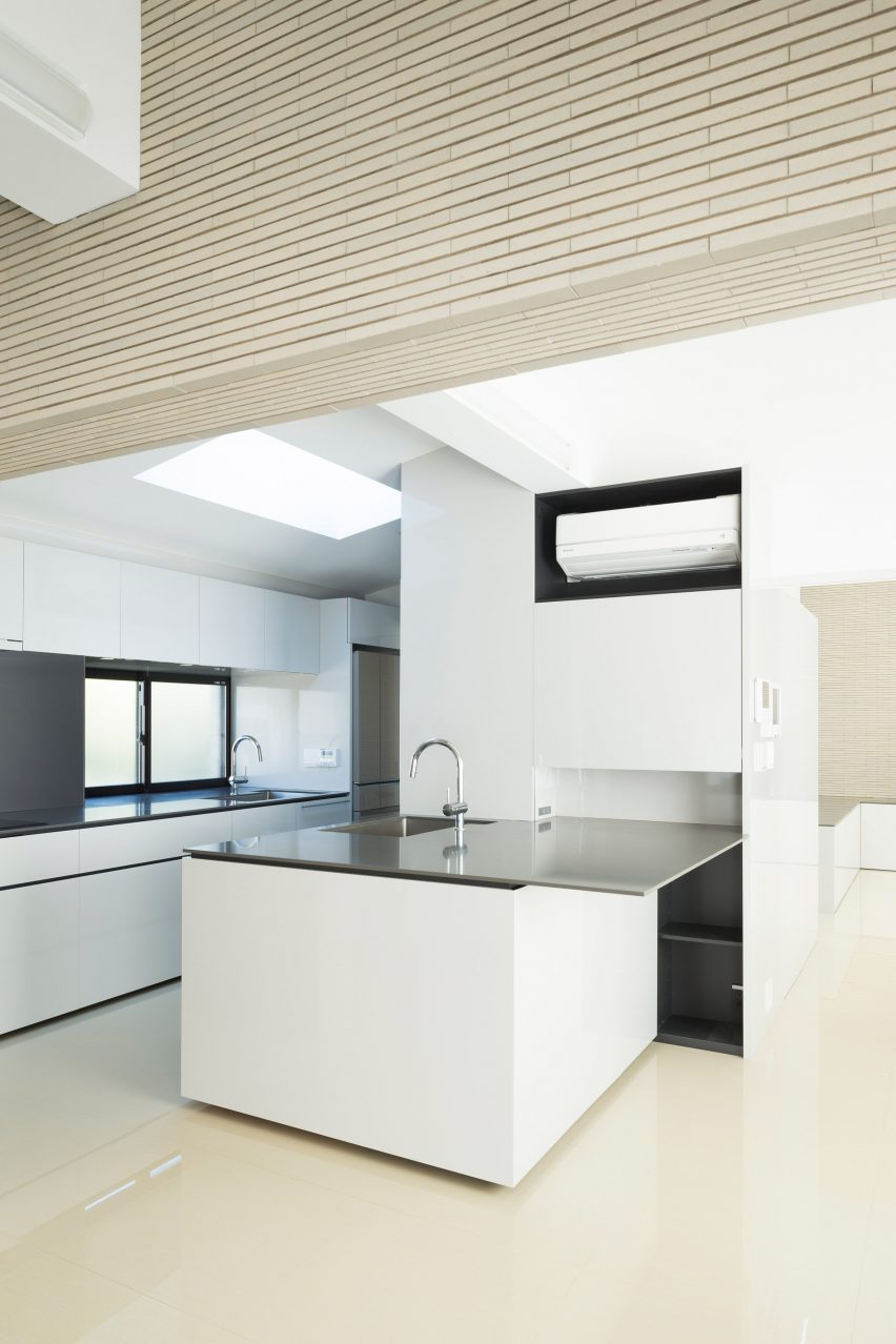 Trim House by Apollo Architects and Associates
