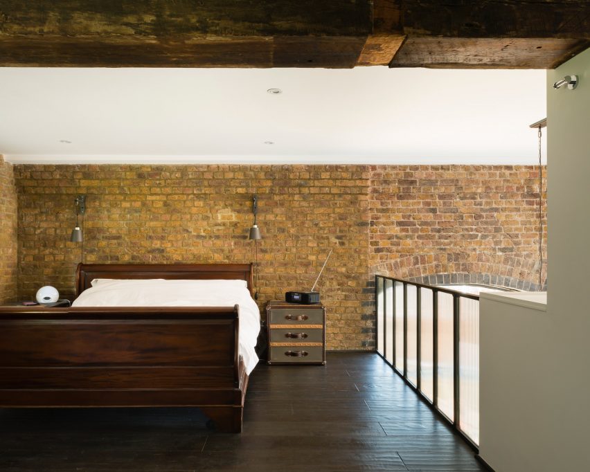 Canary Wharf warehouse apartment by Feix & Merlin Architects