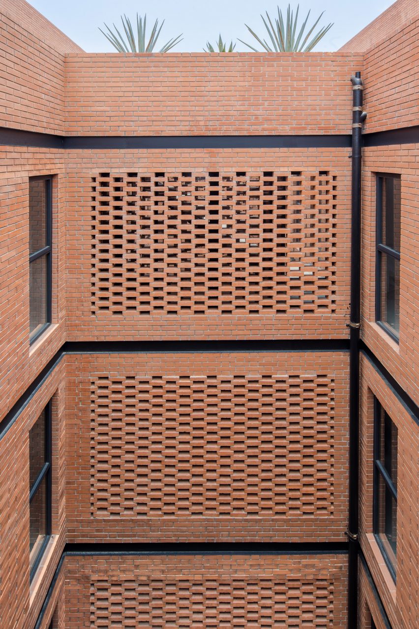 Emiliano Zapata 167 by HGR Arquitectos