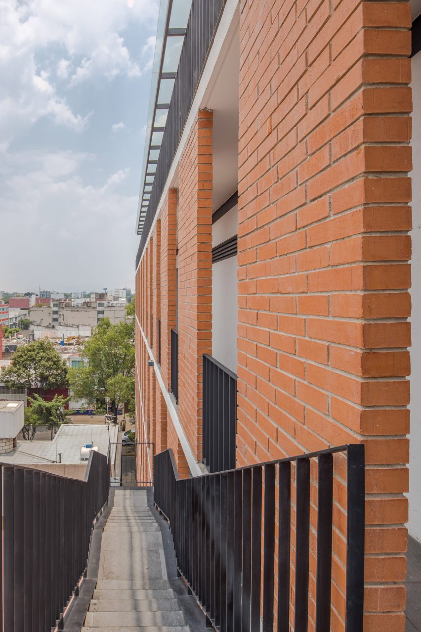 Emiliano Zapata 167 by HGR Arquitectos