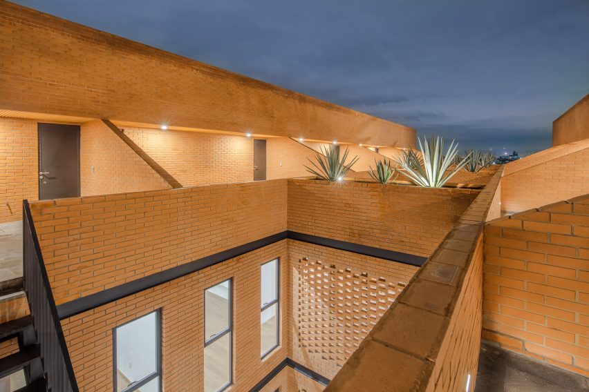 Emiliano Zapata 167 by HGR Arquitectos