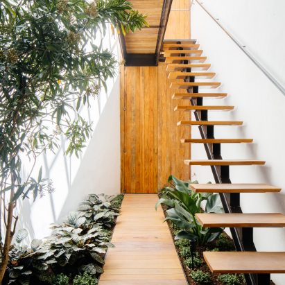 Vão Arquitetura organises São Paulo boutique around indoor garden