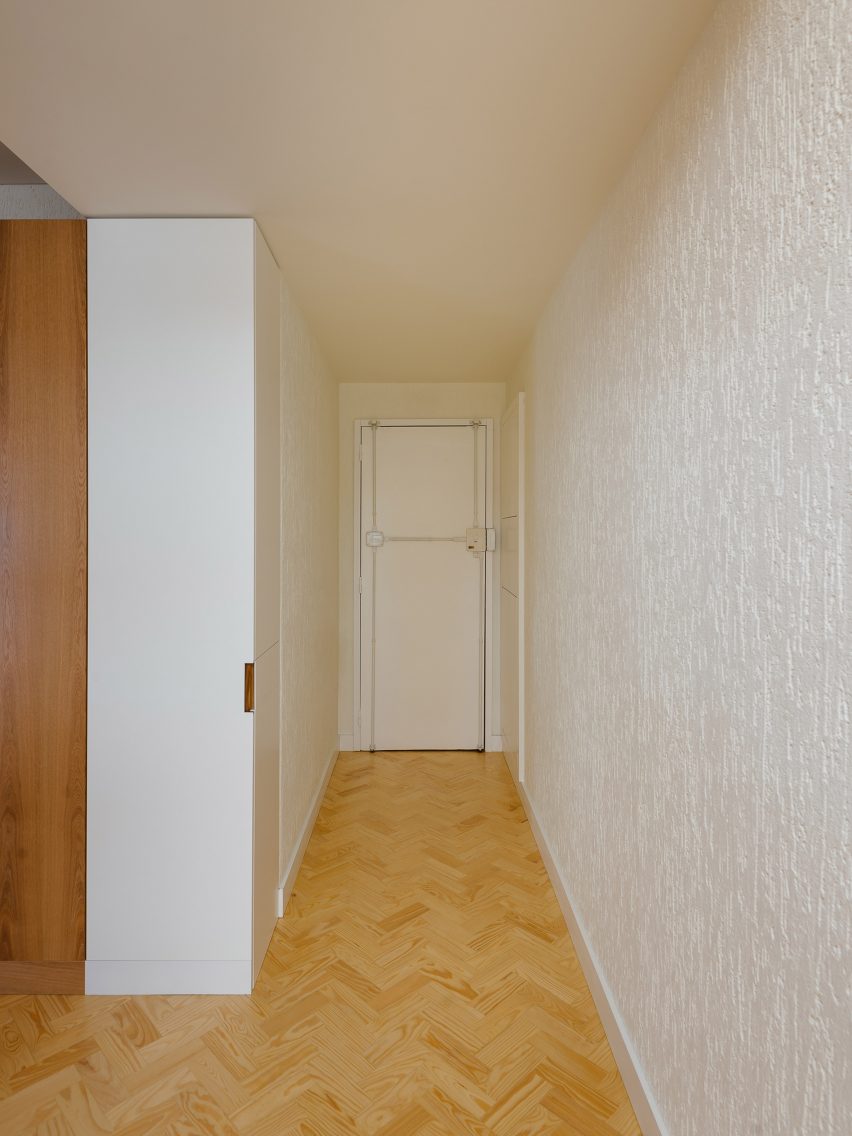 Aurora Arquitectos refurbishes 1970s apartment in Lisbon, Portugal