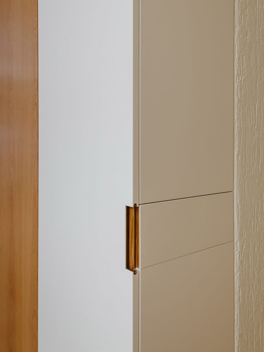 Aurora Arquitectos refurbishes 1970s apartment in Lisbon, Portugal