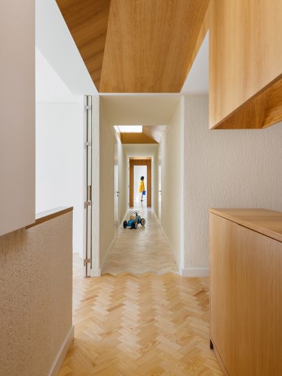 Aurora Arquitectos refurbishes 1970s apartment in Lisbon, Portugal