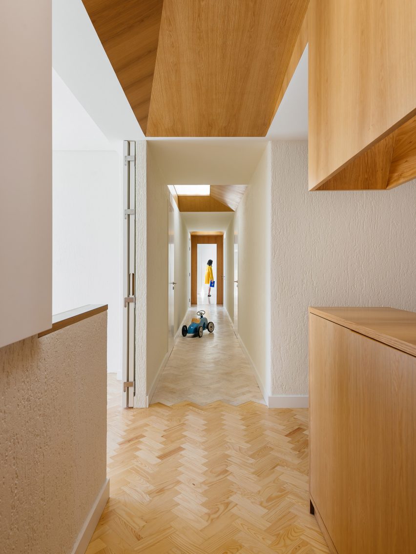 Aurora Arquitectos refurbishes 1970s apartment in Lisbon, Portugal