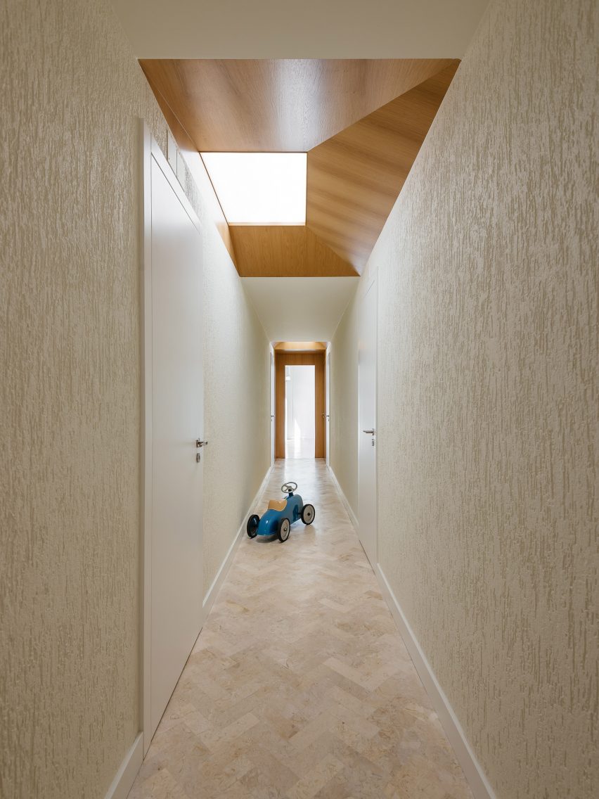Aurora Arquitectos refurbishes 1970s apartment in Lisbon, Portugal