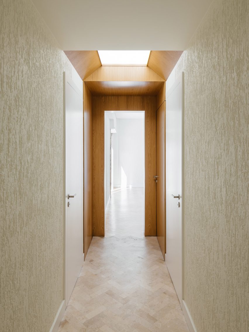 Aurora Arquitectos refurbishes 1970s apartment in Lisbon, Portugal