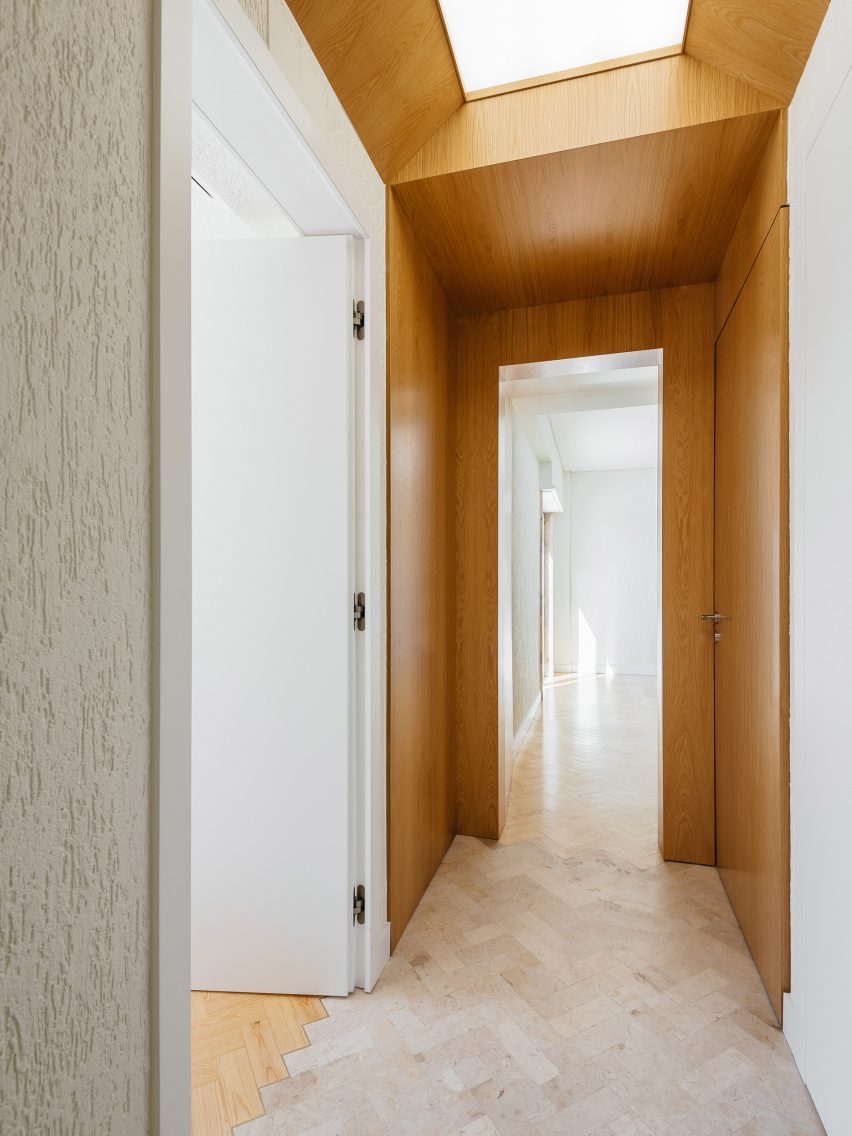 Aurora Arquitectos refurbishes 1970s apartment in Lisbon, Portugal