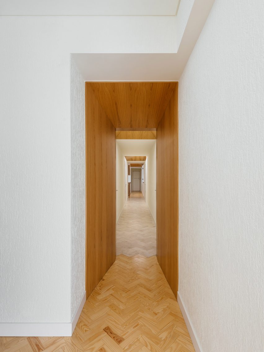 Aurora Arquitectos refurbishes 1970s apartment in Lisbon, Portugal