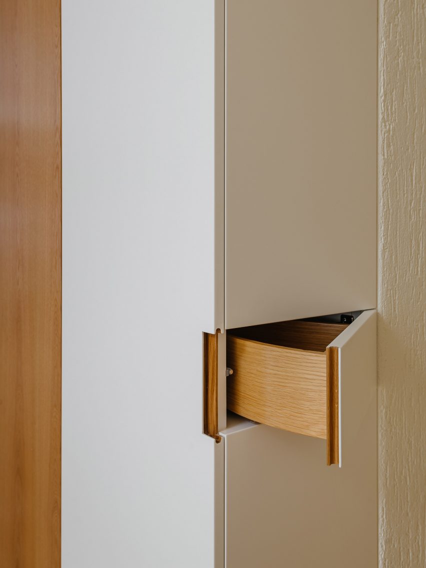 Aurora Arquitectos refurbishes 1970s apartment in Lisbon, Portugal