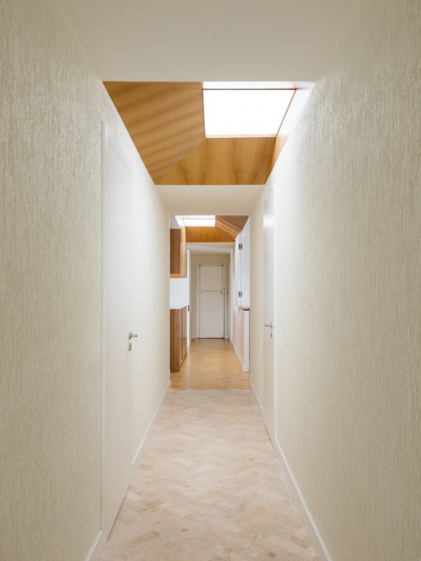 Aurora Arquitectos refurbishes 1970s apartment in Lisbon, Portugal