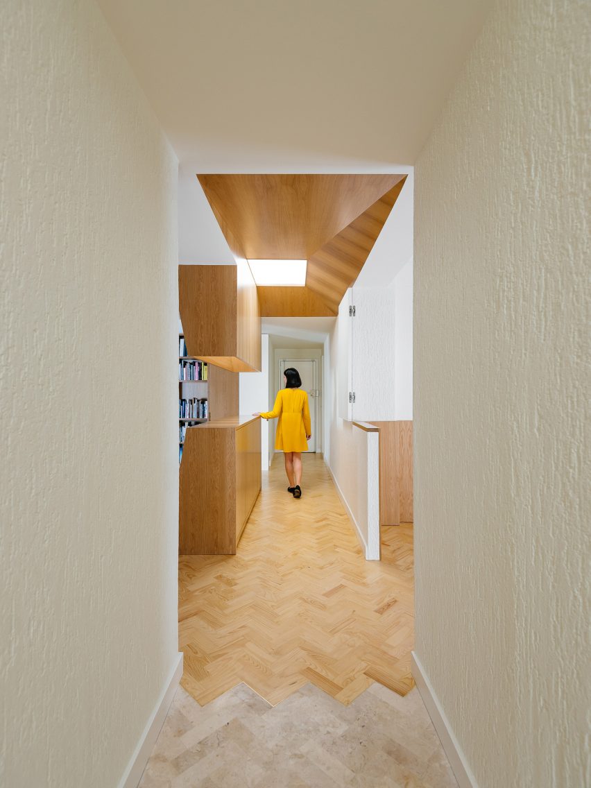Aurora Arquitectos refurbishes 1970s apartment in Lisbon, Portugal