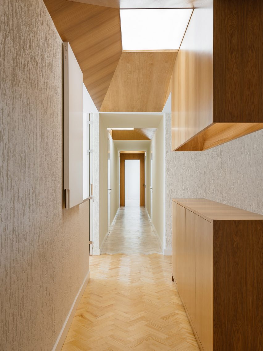 Aurora Arquitectos refurbishes 1970s apartment in Lisbon, Portugal