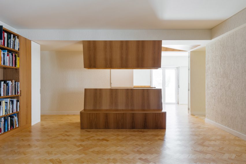 Aurora Arquitectos refurbishes 1970s apartment in Lisbon, Portugal