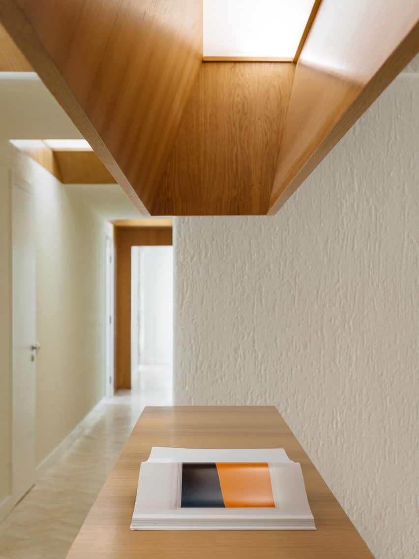 Aurora Arquitectos refurbishes 1970s apartment in Lisbon, Portugal