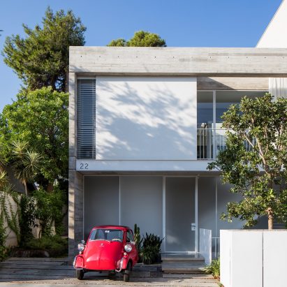 3322 Studio builds concrete home in Tel Aviv around enclosed patios