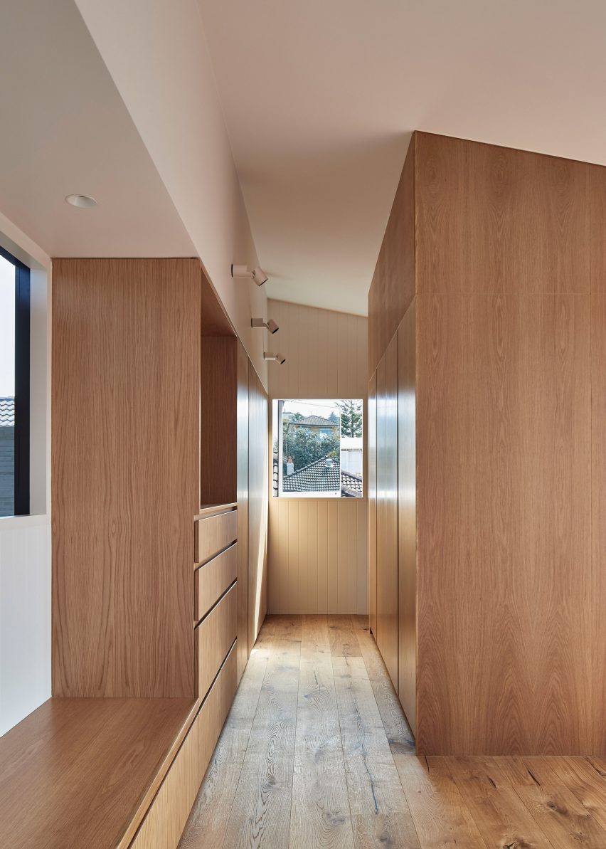 Brick House by Andrew Burges Architects