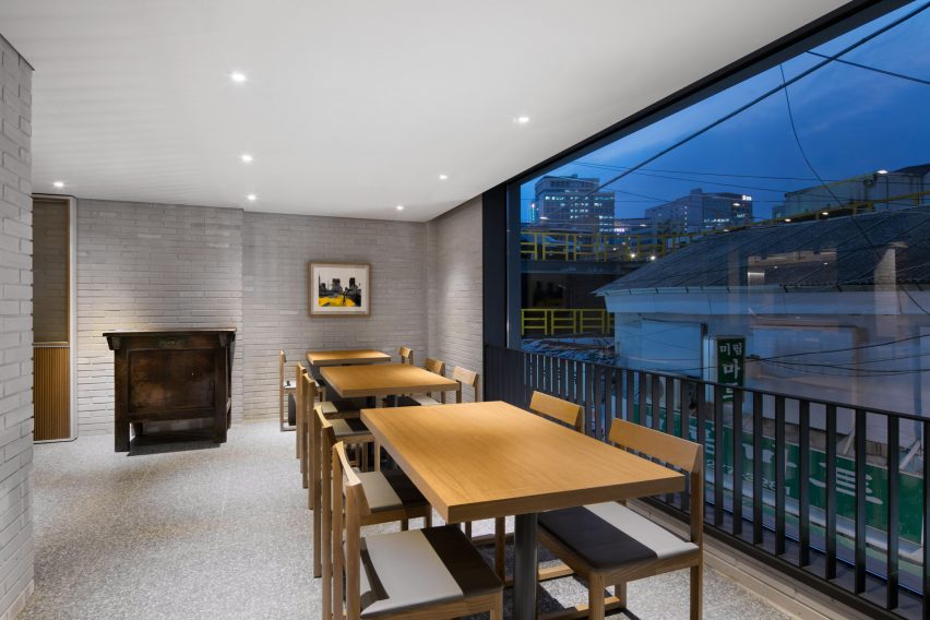 Korean firm By Seog Be Seog decorate Seoul restaurant interior with oak