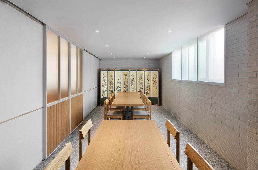 Korean firm By Seog Be Seog decorate Seoul restaurant interior with oak