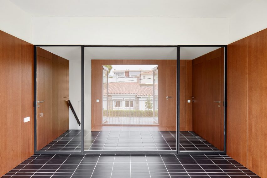Architect Raúl Sánchez designs House 106 in Barcelona