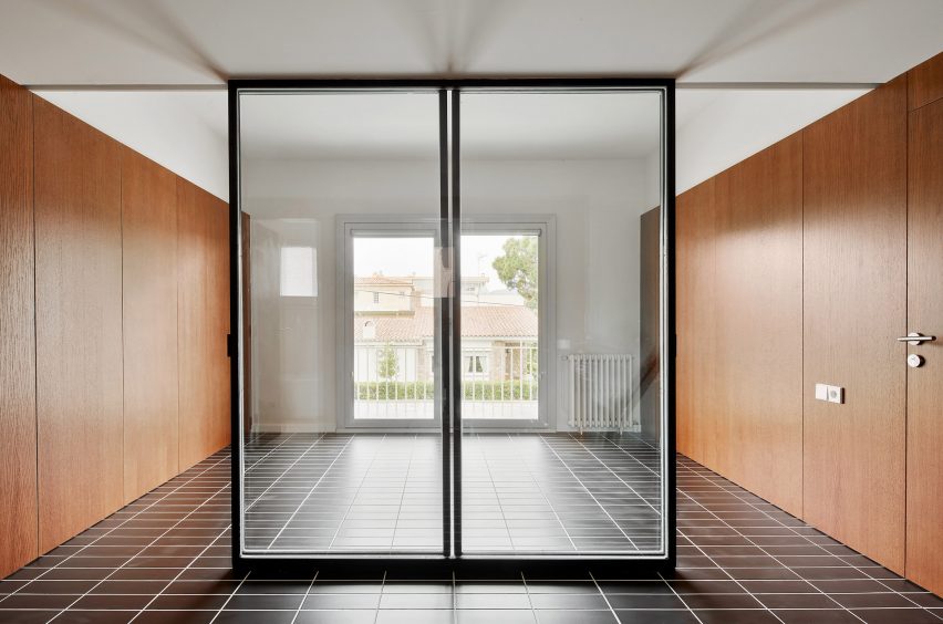 Architect Raúl Sánchez designs House 106 in Barcelona