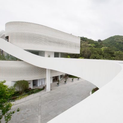 Minsuk Cho designs bridge-linked gallery and clubhouse for Hong Kong’s Mount Pavilia