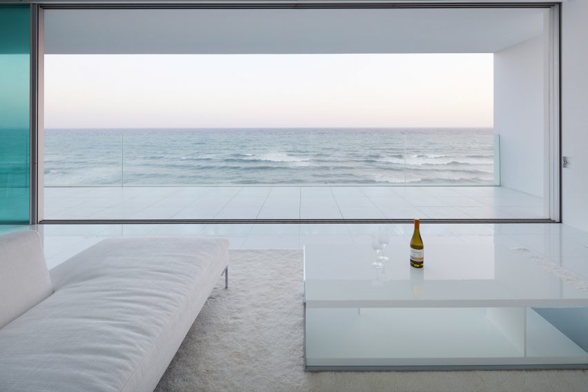 Seaside House in Kanagawa by Shinichi Ogawa & Associates